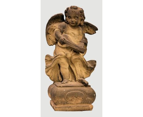 Barocke Sandsteinfigur, Freiplastik/ Garten-o. Park, 17. Jh.Putto mit Laute auf bombiertem Steinsockel. Linkes Bein zwischen 