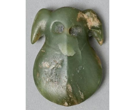 Spinnenamulett, China / Hongshan, NeolithikumGrüne Jade mit hellen Einschlüssen, geschnitzt.   4,4 x 3,5 cm. Teil der Sammlun