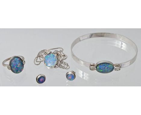 Garnitur aus Armreif, Kette mit Anhänger, Ring und paar Ohrsteckern, 20. Jh.Wg 585, Opal, Brillanten: Armreif D. 60 mm, Ring 