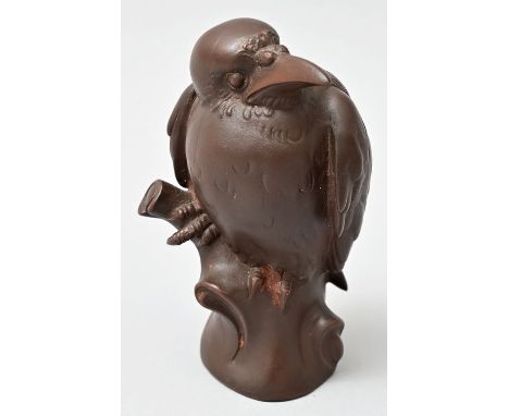 Vogel "Schlaumatz", Meissen, um 1955.Model Alexander Struck 1955. Böttgersteinzeug, eine Kralle best. und retuschiert. Schwer