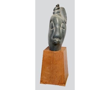 Fanizani, Akuda. 1932-2011 SimbabweMetamorphischer Kopf. Monumentale Shona-Skulptur, Serpentinstein auf Holzsockel, oberfläch