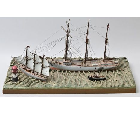 Schiffs-Diorama, Deutschland, um 1915.Holz, polychrom gefasst, Stoff, Gips, andere Materialien. Schiffsmodell mit Dreimast-Se