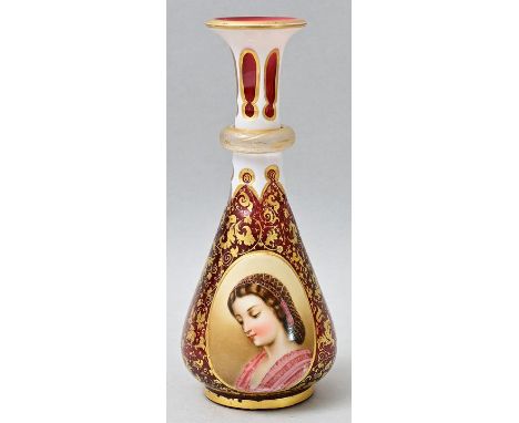 Karaffe/ Flakon, wohl Schreiberhau, Gräflich Schaffgot'sche Josephinenhütte, um 1855.Rosalinfarbenes Glas mit weißem Überfang