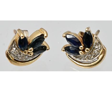 Paar Ohrstecker, 20. Jh.14 k Gold, ausgefasst mit je drei mitternachtsblauen Saphiren in Navettschliff sowie zwei Brillanten 
