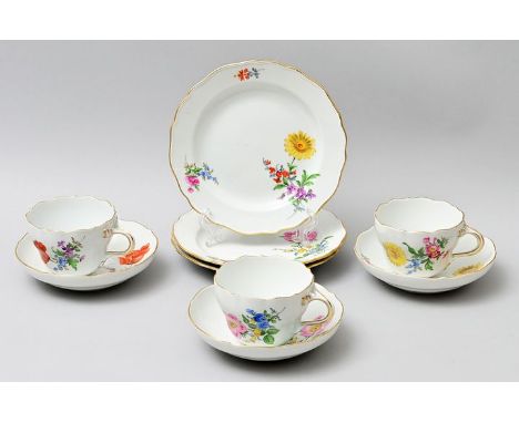 Drei Gedecke, Meissen, 20. Jh.Neun Teile, bestehend aus je drei Kaffeetassen mit Untertassen und Kuchentellern. Porzellan, Ne