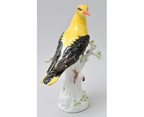 Pirol auf Stamm, Meissen, Mitte 20. Jh.Porzellan, in polychromen Aufglasurfarben staffiert. Modell J. J. Kaendler 1734. Schwe