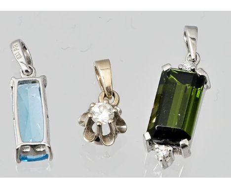 Schmuckanhänger, 20. Jh.a) Wg 333, Aquamarin Scherenschliff, 13 x 5 mm; b) Wg 585, grüner Turmalin Treppenschliff, k. Brillan