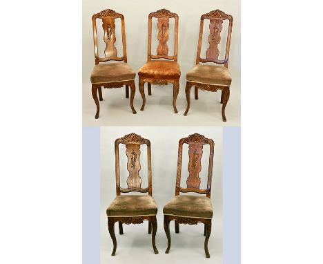 Fünf Stühle, Dresden, Mitte 18. JahrhundertAllseitig geschweiftes Gestell aus Nussbaum, Sitz gepolstert. H. 114 cm Provenienz