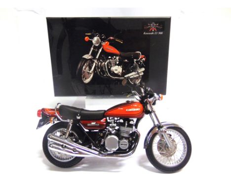 A 1/12 SCALE MINICHAMPS CLASSIC BIKE SERIES NO.25 (ITEM 122 164100), 1972 KAWASAKI Z1 900  Candy brown, mint or near mint, bo