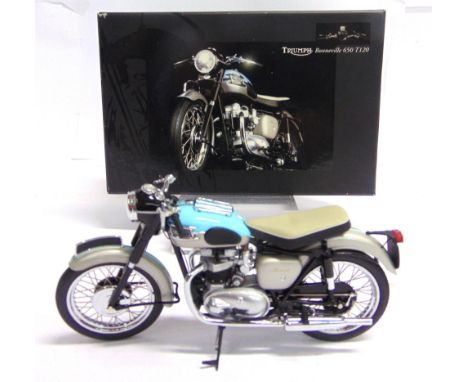 A 1/12 SCALE MINICHAMPS CLASSIC BIKE SERIES NO.7 (ITEM 122 133001), 1959 TRIUMPH BONNEVILLE 650 T120  pale blue and silver, m