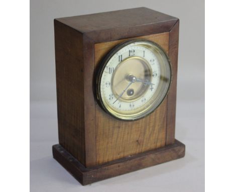 An early 20th century satinwood cased mantle clock, in rectangular shaped case, cream enamel dial with Arabic numerals, 22cm 