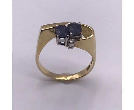 A 14ct gold ring with sapphires and diamond (4.6g) Size P