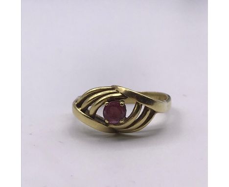 An 18ct gold and garnet ring (4.1g) Size P