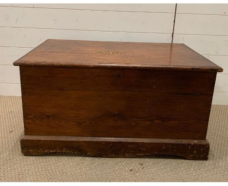 A wooden trunk with handles to side (H43cm W84cm D53cm)