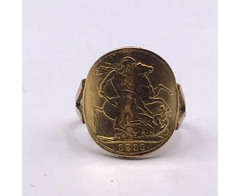 A 1911 Gold Sovereign ring on a 9ct gold mount (Total Weight 9.7g)