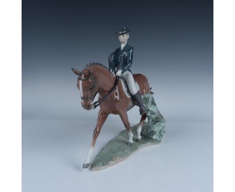 Beautiful glossy porcelain depicting an equestrian lady. Lladro backstamp. Artist: Jose Luis SantesIssued: 2008 - 2023Dimensi