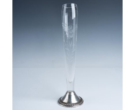 This exquisite vase features a sleek and slender design crafted from high-quality crystal, adorned with a stunning hand-etche