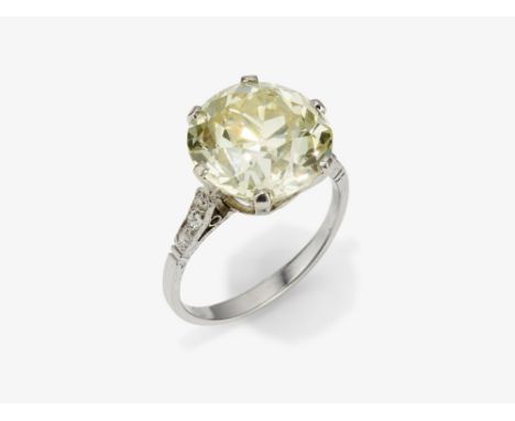Ring mit großem Altschliffbrillant und DiamantenDeutschland, um 1920 Platin, getestet. 1 Altschliffbrillant von ca. 6,70 ct. 