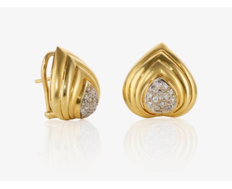 Ein Paar herzförmige Ohrclips/-stecker mit BrillantenGelbgold 18 K (750/-), gestempelt. 26 kleine Brillanten, zus. ca. 0,26 c