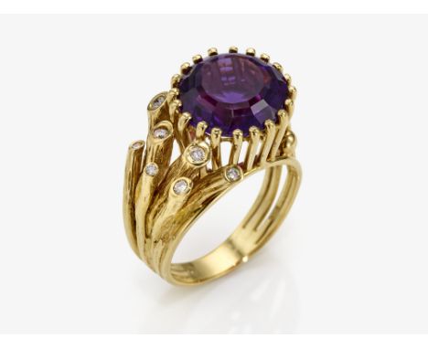 Ring mit Amethyst und BrillantenDeutschland, 1970er Jahre Gelbgold 585/-, gestempelt. 7 kleine Brillanten. 1 Amethyst im rund