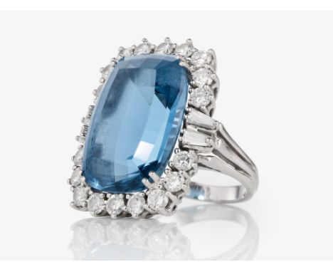 Ring mit Topas und DiamantenWeißgold 750/-, gestempelt. 22 Diamanten im Brillant- und Trapezschliff, zus. ca. 1,65 ct. (in de
