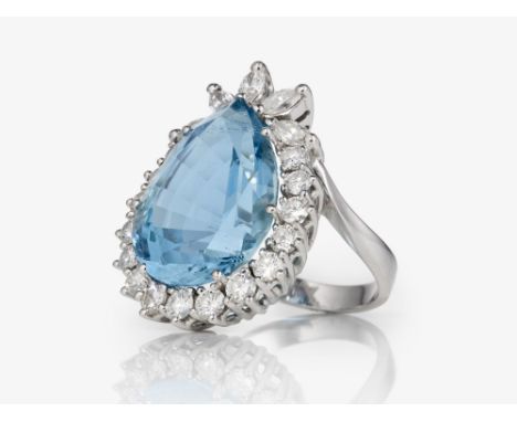 Ring mit Aquamarin und DiamantenWeißgold 750/-, gestempelt. 20 Diamanten im Brillant- und Navetteschliff, zus. ca. 1,10 ct., 