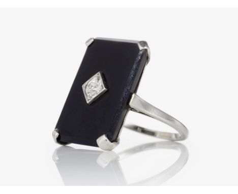 Ring mit Onyx und DiamantDeutschland, um 1930 Weißgold 585/-, gestempelt. 1 Altschliffdiamant von ca. 0,20 ct. 1 oktogonale O
