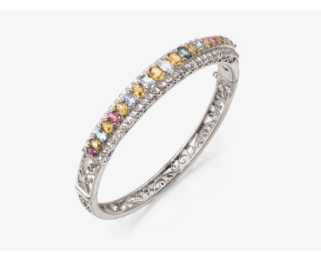 Armreif mit Diamanten und FarbsteinenWeißgold 8 K (333/-), gestempelt. P 1135. Ca. 62 kleine Achtkantdiamanten und 1 Diamant,