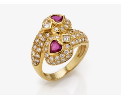 Ring mit herzförmigen Rubinen und DiamantenGelbgold 750/-, gestempelt. 74 Brillanten, zus. 1,15 ct. (in der Ringschiene verme