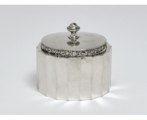 ZuckerdoseÖsterreich/Ungarn, 1872 - 1922 Silber. Facettierte Ovalform mit Scharnierdeckel. Floral reliefierter Rand. Marken (