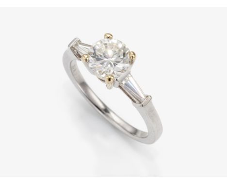 Ring mit DiamantenWeißgold K18 (750/-), gestempelt. 1 Brillant von ca. 1,20 ct. (D. ca. 6,9 mm, H. ca. 4,3 mm), W (H), VS1 un