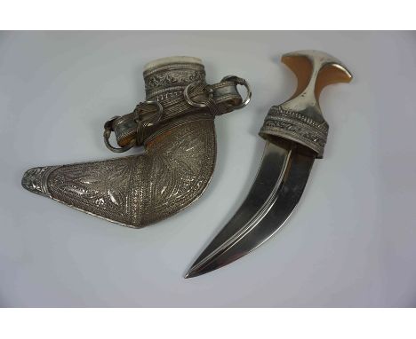 Middle Eastern Khukri Style Dagger, Blade 14.5cm long, With a white Metal scabbard Condition reportThe pommel is secure.No si