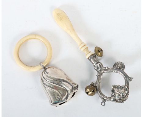 2 Kinderrasselnum 1900, Beingriff bzw. Ring, Weißblech, 1 Rassel am Beinring m. geformter Glocke, 1 x Beingriff m. zum Rund g