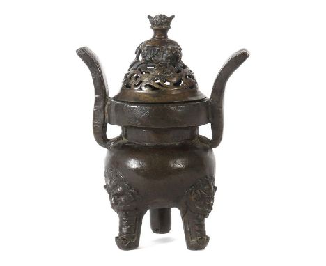 Kleiner WeihrauchbrennerChina, wohl 18./19. Jh., Bronze, dunkel patiniert, mit durchbrochen gearbeitetem Deckel aus Floraldek