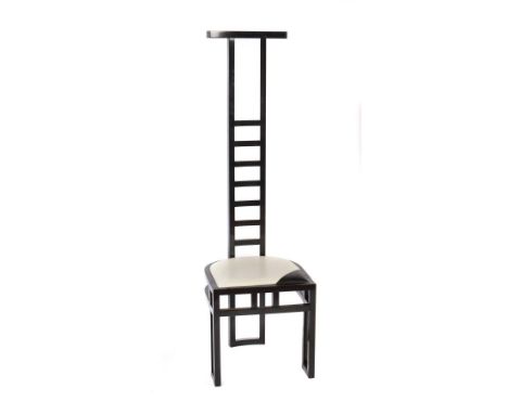 HochlehnstuhlIn der Art von Charles Mackintosh, Italien, 1990er Jahre, Hochglanz schwarz lackiertes Holzgestell, die Sitzfläc