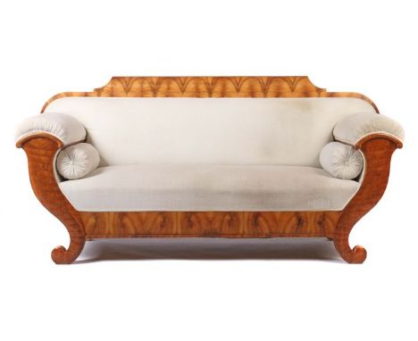 Biedermeier-Sofa2. Viertel 19. Jh., Nussbaum, Dreisitzer-Sofa, die Beine im Umriss geschwungener Füllhörnern mit gewellter Fr