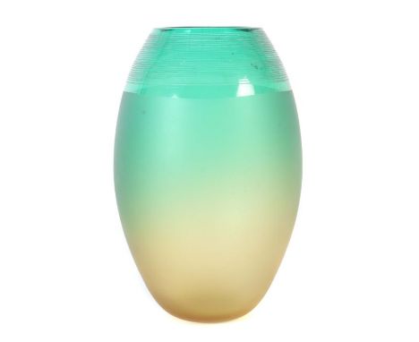 Ovoide VaseMurano, Vetreria Alfredo Barbini, 1970er Jahre, grünes Glas, die Außenwandung auf den unteren zwei Dritteln mattie