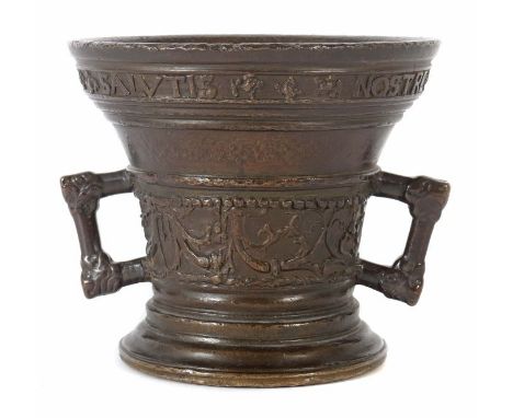Mörserdat. 1744, Bronze patiniert, runder getreppter Stand, sich erweiternder Korpus reich ornamentiert, umgehendes Spruchban