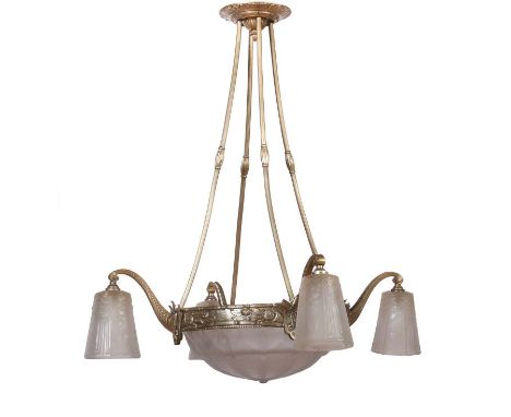 Muller Frères Art Déco-AmpelFrankreich, um 1920, Deckenlampe mit Messingmontur und transluzentem Milchglas mit gemodeltem Dek