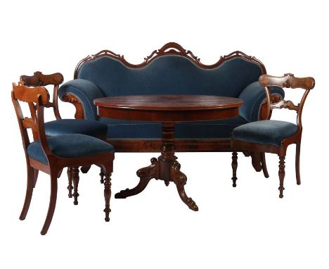 Louis Philippe Sofa mit Tisch und StühlenMitte 19. Jh., Mahagoni, 1 Sofa HxBxT: 115/195/69 cm, geschweifte Füße, auswärts ges