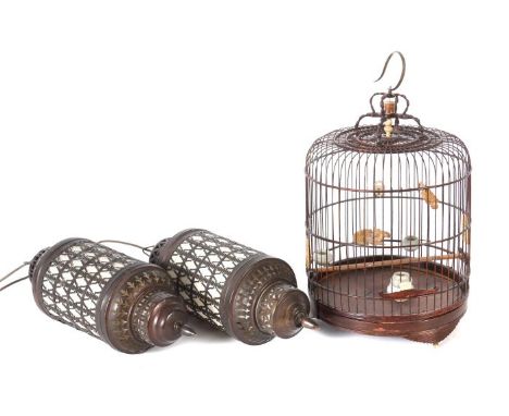 Vogelkäfig und 2 Laternenwohl China, 20. Jh., Holz/Bronze, Käfig mit 2 Holzvögelchen, Porzellanschälchen, Reliefplättchen und