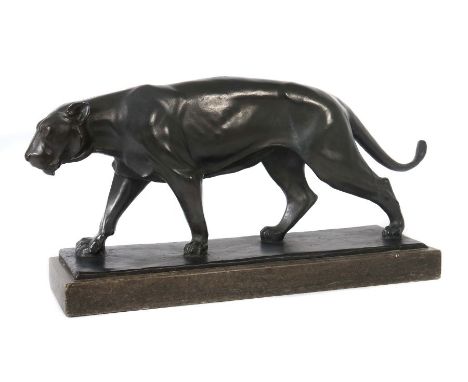 Aeckerlin, ChristianDarmstadt 1884 - 1943 Stuttgart, deutscher Bildhauer. "Schreitende Löwin", Bronze patiniert, vollplastisc