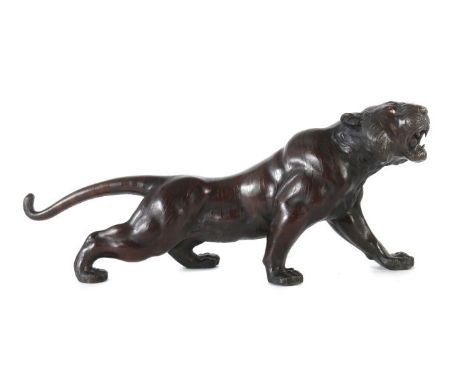 TigerJapan, späte Meiji-Zeit, Bronze, brüllender Tiger in ausschreitender Haltung, den Schwanz langgestreckt, mit Glasaugenei