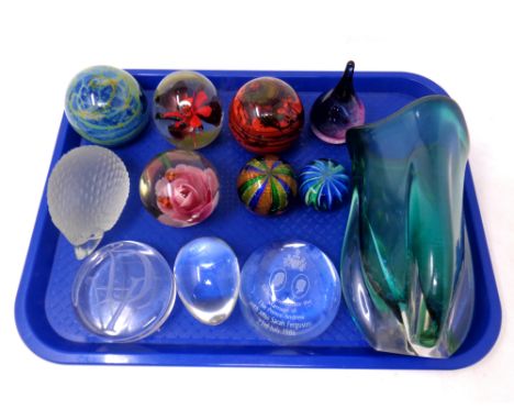 A tray of modern paperweights, Caithness, art glass vase (af)