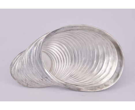 An Elizabeth II Pure Silver "Slinky" Caddy Spoon, by Nan Nan Liu, London 2017, of flattened shaped form, 2.75ins overall, wei