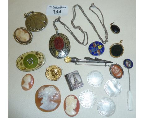 Assorted antique and other jewellery, inc. silver and enamel pieces. Gold plated Joan of Arc badge, loose and mounted cameos,