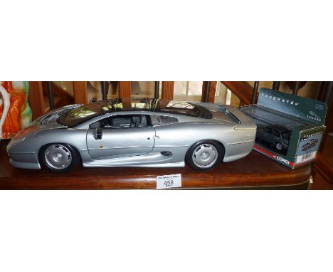 Maisto diecast 1/12 scale model of a Jaguar XJ220 in silver livery