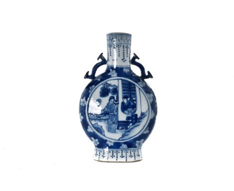 CHINESE BLUE AND WHITE PORCELAIN MOON FLASK. An interesting blue and white "pilgrim flask" with handles, depicting floral dec