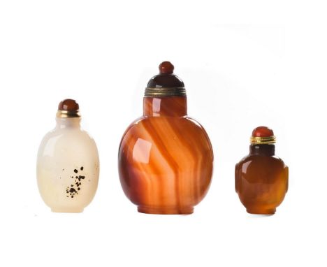COLLECTION OF THREE CHINESE AGATE AND JADE SNUFF BOTTLES. A fantastic set of three agate and jade snuff bottles in different 