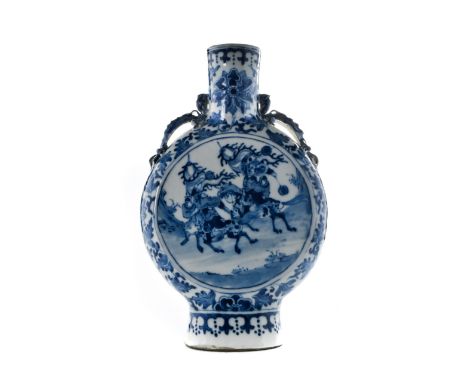 BEAUTIFUL CHINESE BLUE AND WHITE PORCELAIN MOON FLASK. An interesting blue and white "pilgrim flask" with applied handles, de